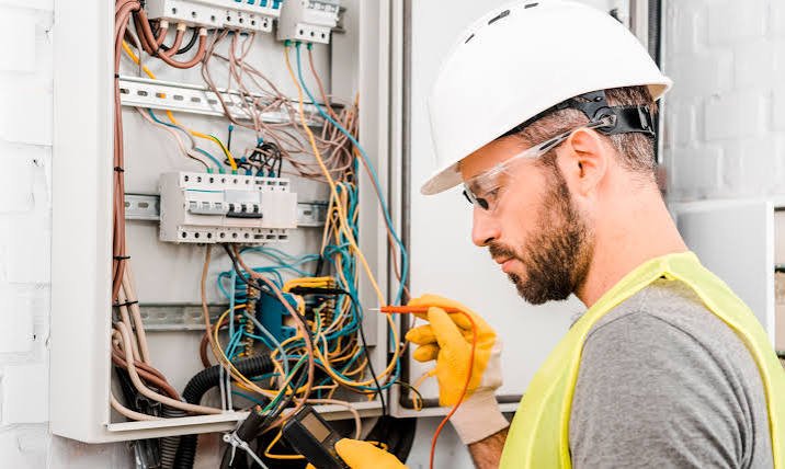 Electricista trabajando en el cuadro eléctrico de una vivienda en Barcelona