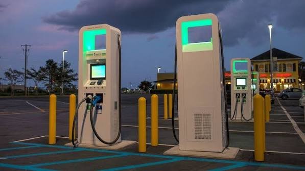 Puntos de recarga para coche eléctrico en un aparcamiento de Madrid