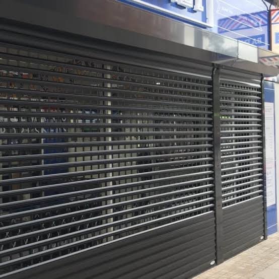 Cierre metálico enrollable de un local comercial
