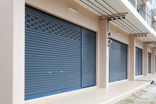 Persianas enrollables azules en los locales de un edificio