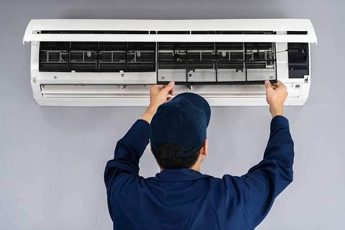 Técnico instalando un aire acondicionado de pared
