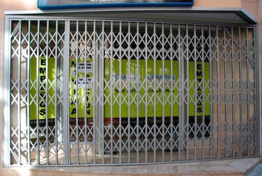 Reja de seguridad plegable en un comercio