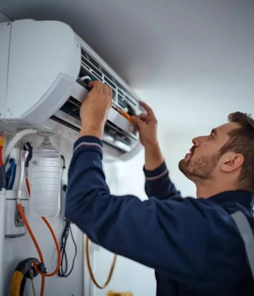 Técnico revisando un aire acondicionado de pared