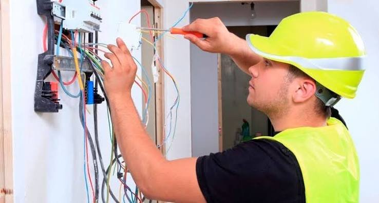 Electricista de Royal Multiservicios revisando una instalación
