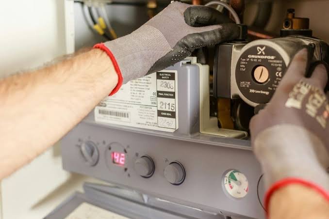 Técnico reparando la placa electrónica de una caldera en Madrid