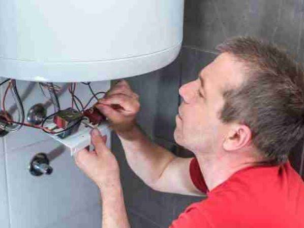 Técnico revisando las conexiones de un termo eléctrico