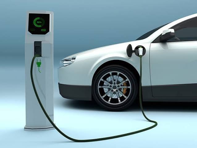 Coche eléctrico cargando en un punto de recarga