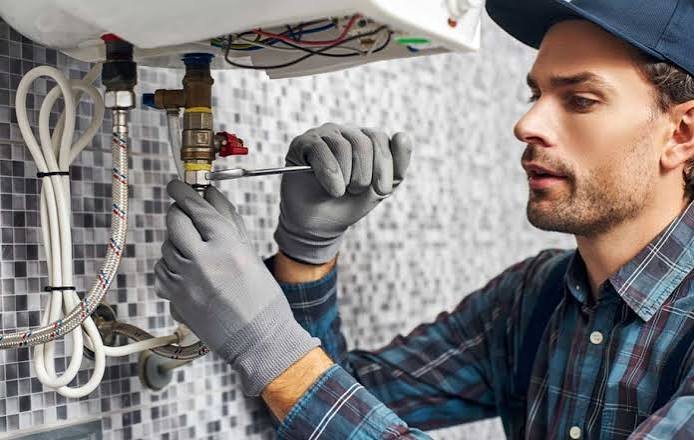 Técnico manipulando la electrónica de una caldera