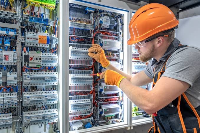 Electricista trabajando en un cuadro eléctrico