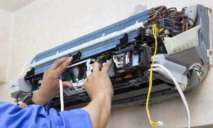 Técnico de aire acondicionado en Barcelona reparando un split de pared