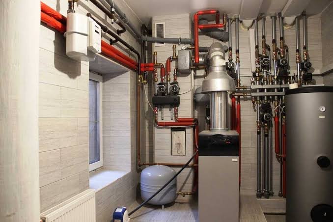 Sala de calderas con tuberías de calefacción
