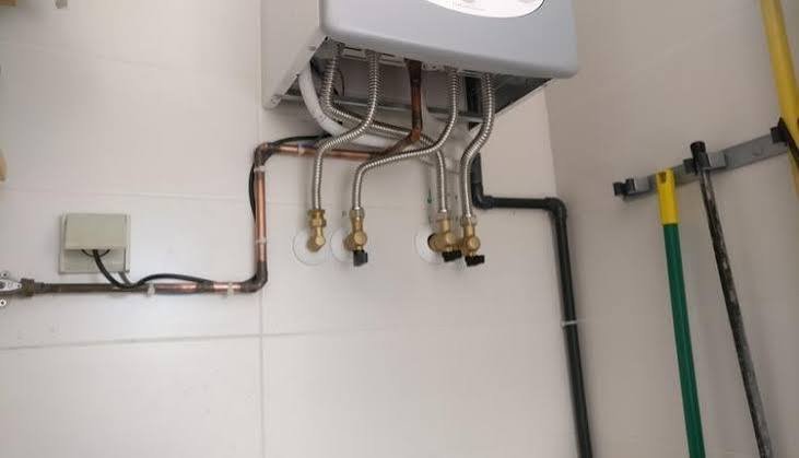 Técnico revisando una caldera de gas en una vivienda
