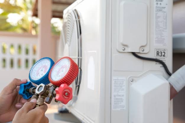 Técnico de aire acondicionado en Madrid midiendo la presión del gas de un equipo