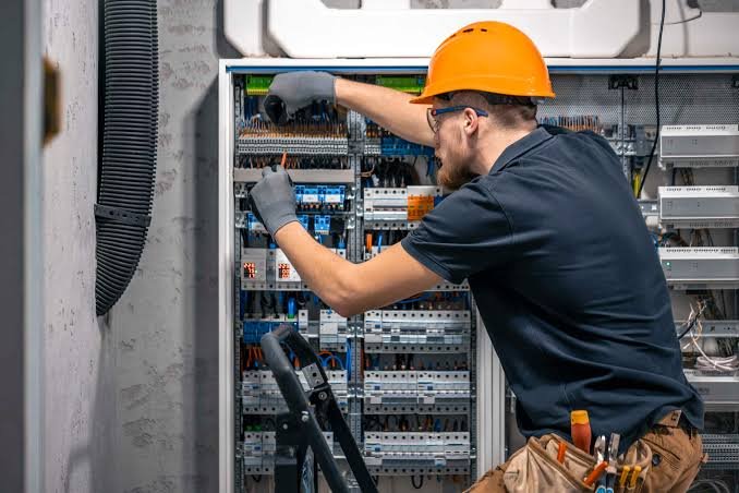 Electricista en Madrid trabajando en un cuadro eléctrico de vivienda
