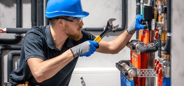 Fontanero instalando tuberías de agua en una vivienda