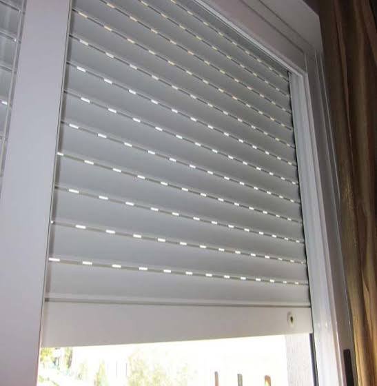 Persiana de aluminio microperforada en una ventana