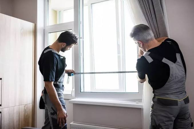 Persianistas en Madrid instalando una persiana en una ventana