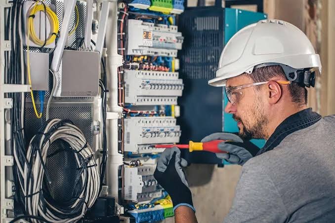 Electricista revisando las conexiones de un cuadro eléctrico