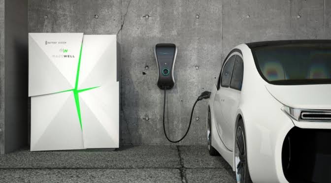 Coche eléctrico conectado a un cargador doméstico