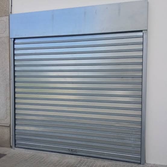 Cierre enrollable de aluminio instalado en una fachada