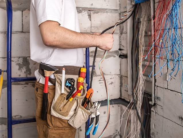 Electricista pasando cables en una instalación nueva