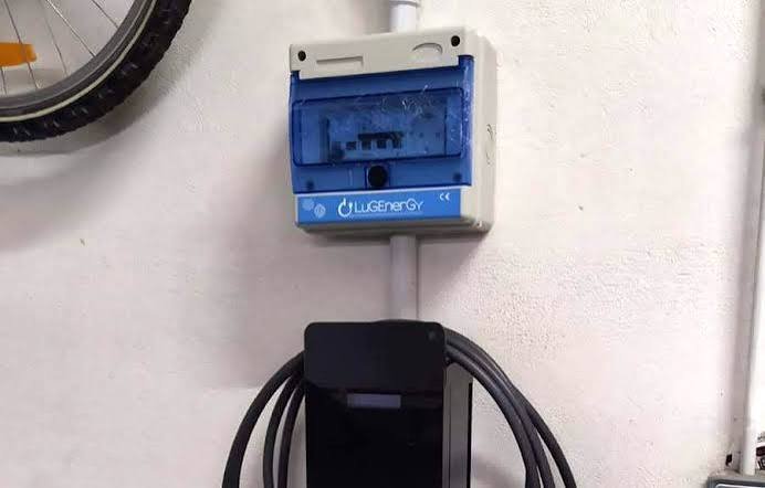 Cargador de pared para coche eléctrico instalado en un garaje