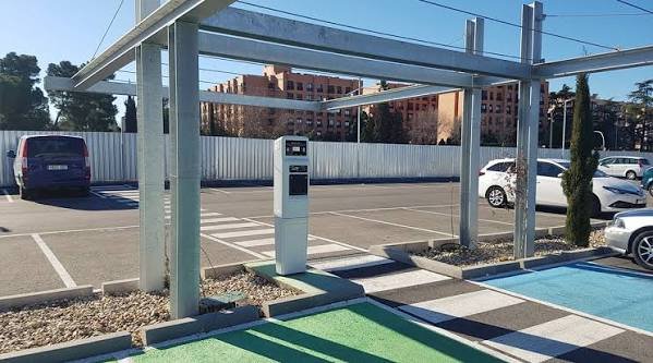 Puntos de recarga para coches eléctricos en un aparcamiento