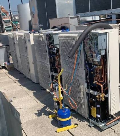 Unidades exteriores de aire acondicionado en una azotea